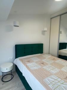 En eller flere senge i et værelse på Apartament Marynarska