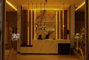 伊巴丹The Jagz Hotel的书架上头颅的商店里的一个展示盒