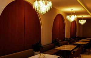 伊巴丹The Jagz Hotel的餐厅拥有红色的墙壁、桌子和吊灯