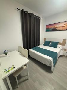 Postel nebo postele na pokoji v ubytování Hostal Los Mellizos