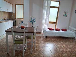 kuchnia i jadalnia ze stołem i łóżkiem w obiekcie Jozi Kaiser Apartment 1 w Durrës +11 zdjęć
