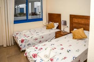 zwei nebeneinander stehende Betten in einem Schlafzimmer in der Unterkunft Sea view apartment with great terrace and 4 pools - Duquesa Suites 430 in Manilva + 42 Fotos