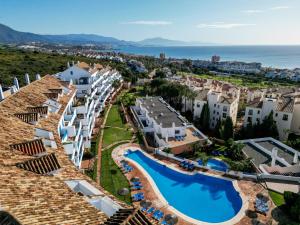 eine Luftaufnahme eines Resorts mit Pool in der Unterkunft Sea view apartment with great terrace and 4 pools - Duquesa Suites 430 in Manilva