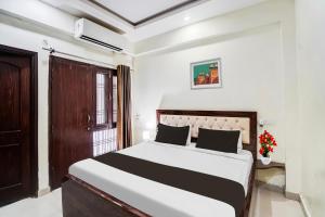 a bedroom with a large bed in a room at Super Hotel O SGPGI in Lucknow