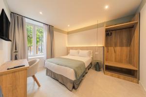a bedroom with a bed and a desk and a computer at Green House in Seville