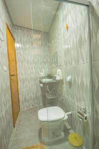 un bagno con wc e doccia di Casa no Perequê Guarujá c/ Wi-Fi e Churrasqueira a Bertioga Altre 32 foto