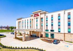 Un exterior de hotel con estacionamiento en Hampton Inn & Suites Dallas/Plano Central, en Plano