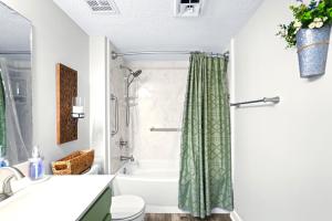 Koupelna v ubytování Oceanfront 2bd, 2ba-north Myrtle Beach + 17 fotografií