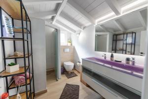 Bilik mandi di Notes View Apartments