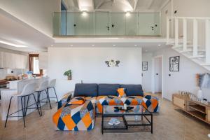 Ruang duduk di Notes View Apartments