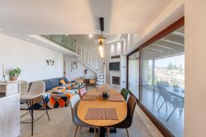 Ruang duduk di Notes View Apartments