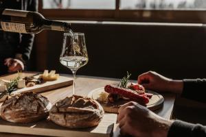 Wohnen beim Wein Tschermonegg italokat is kínál