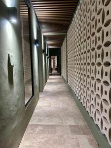 un pasillo de un edificio con una pared con patrones en él en Casa Naran centro Mérida, en Mérida