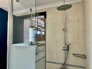 een douche met een glazen deur in een badkamer bij Azores Quinta do Segredo in Ponta Delgada +19 foto's