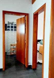 una camera con due porte aperte e una camera da letto di Casa do Beco ad Angra do Heroísmo Altre 13 foto