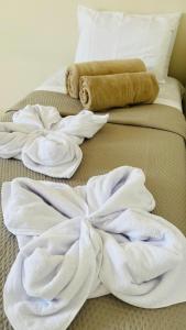 a bed with white towels on top of it at Apto Lindo e Amplo, 150m Praia in Cabedelo +45 photos