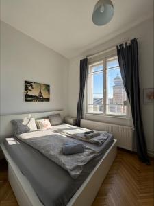 A bed or beds in a room at Synagogue view residence