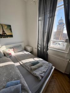 A bed or beds in a room at Synagogue view residence