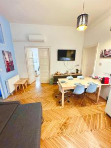 A television and/or entertainment centre at Synagogue view residence