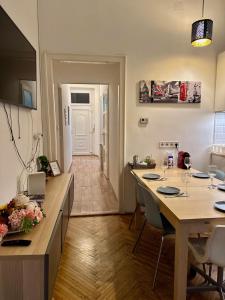 A kitchen or kitchenette at Synagogue view residence