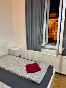 A bed or beds in a room at Synagogue view residence