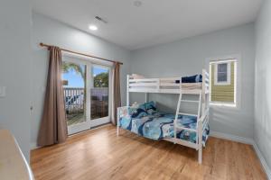 Una cama o camas en una habitación de 1528 - Sound and Color by Resort Realty 37 fotos más