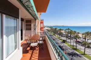 En balkong eller terrass på Apartamentos Bahía Alicante