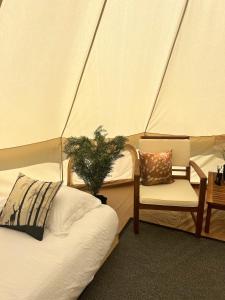 Postel nebo postele na pokoji v ubytování Grotto Getaway