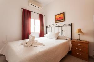 A bed or beds in a room at Molino de Lucero, casa rural