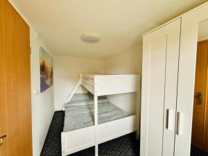 Voodi või voodid majutusasutuse Ferienhaus Usedom - Bungalow Andrea in Koserow- 300Meter zur Ostsee toas