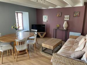 TV a/nebo společenská místnost v ubytování Maison accueillante avec piscine à Chalandray