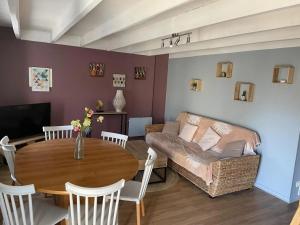 Posezení v ubytování Maison accueillante avec piscine à Chalandray