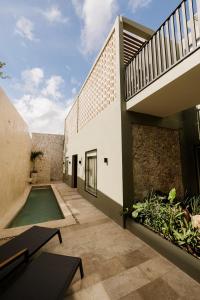- Vistas al exterior de una casa con piscina en Casa Naran centro Mérida, en Mérida 77 fotos más