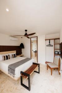 Un dormitorio con una cama grande y una silla. en Casa Naran centro Mérida, en Mérida