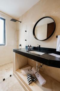 un baño con lavabo y espejo en Casa Naran centro Mérida, en Mérida