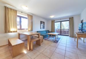 salon z kanapą i telewizorem w obiekcie Life & Luxury Appartements w Saalbach Hinterglemm