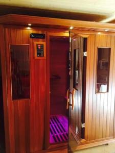 eine Tür, die in einen Raum mit violetten Lichtern führt in der Unterkunft Charmante maison avec piscine à Chalandray, 25 m² in Chalandray + 22 Fotos