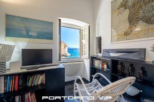 TV a/nebo společenská místnost v ubytování Angolo di mare by PortofinoVip