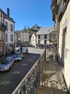 une vue d'une rue de la ville depuis un balcon dans l'établissement Maison de Bourg, à Rochefort-Montagne