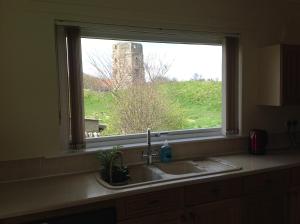 un lavandino da cucina e una finestra con vista su un campo di Stow House a Berwick-Upon-Tweed