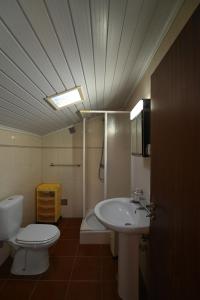 ein Badezimmer mit Toilette und Waschbecken in der Unterkunft Lagoa Sea View by Vacationy in Lagoa