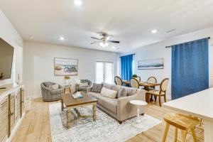 Beach Access Port St Joe Home with Screened Patio!的休息区