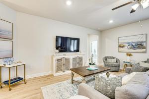 Beach Access Port St Joe Home with Screened Patio!的电视和/或娱乐中心