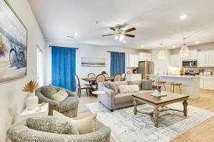 Beach Access Port St Joe Home with Screened Patio!的厨房或小厨房