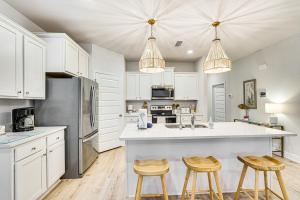 Beach Access Port St Joe Home with Screened Patio!的厨房或小厨房
