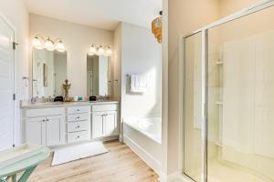 圣乔海滩Beach Access Port St Joe Home with Screened Patio!的带淋浴、水槽和浴缸的浴室