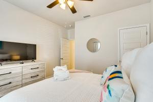 Beach Access Port St Joe Home with Screened Patio!客房内的一张或多张床位