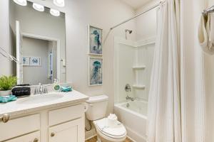 Beach Access Port St Joe Home with Screened Patio!的一间浴室