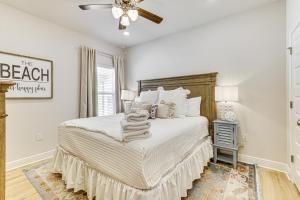 圣乔海滩Beach Access Port St Joe Home with Screened Patio!的带床和吊扇的卧室 更多37张照片