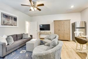 Beach Access Port St Joe Home with Screened Patio!的电视和/或娱乐中心